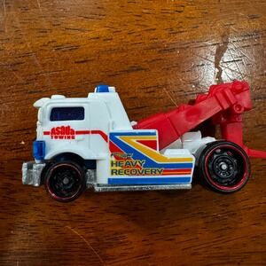 Hot Wheels Heavy Hitcher Asada Towing White Red Heavy Recovery Diecast Truck M13